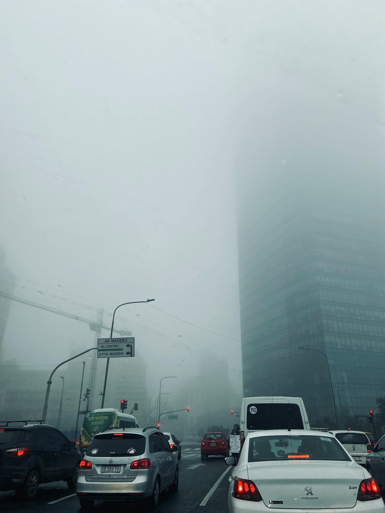 Traffic in Buenos Aires amidst dense fog, highlighting urban pollution and city transport.